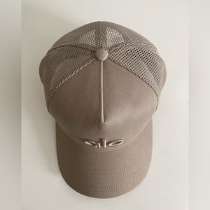 ALO YOGA District Trucker Hat Embroidered Logo Patch Mesh Detail Snap In Gravel